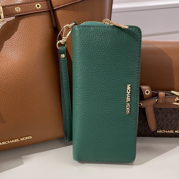 Michael Kors Jet Set Travel Large Travel CONTINENTAL 
Fern Green NWT - Picture 7 of 16